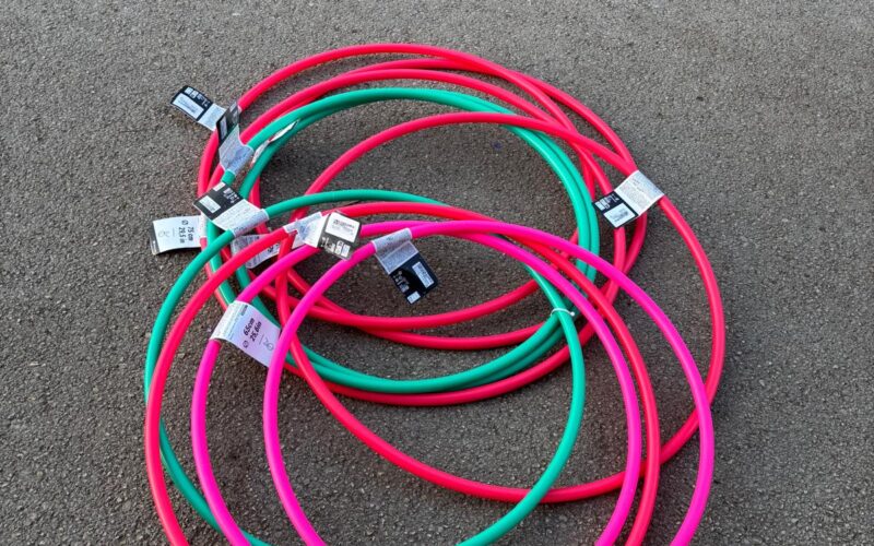 Ballons et cerceaux pour jouer dans la cours.