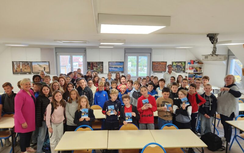 Distribution de livre aux 6ème.